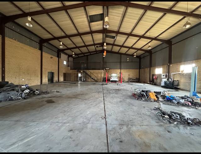 1,100M² WAREHOUSE TO LET IN ROBERTVILLE